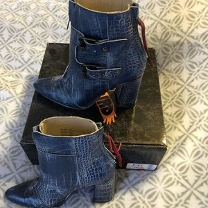 Joey by Freebird Navy Croc nib